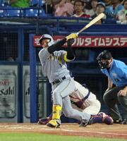 　８回、走者一掃の適時二塁打を放つ森下（撮影・石井剣太郎）