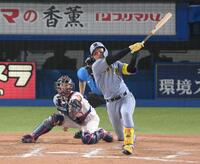 　８回、左中間へ３点適時二塁打を放つ森下（捕手は古賀）＝撮影・伊藤笙子