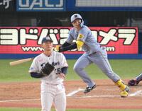 　８回、左中間へ３点適時二塁打を放つ森下（撮影・伊藤笙子）