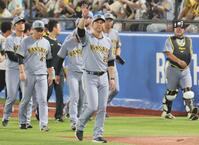 　試合に勝利しファンに手を振る藤川監督（撮影・石井剣太郎）