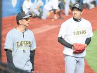 　才木に声をかける藤川監督（左）＝撮影・石井剣太郎