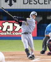 　７回、中前打を放つ中野（撮影・伊藤笙子）