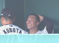 　７回の１イニングを投げて失点し、髪をかき上げる湯浅（撮影・北村雅宏）