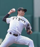 　７回から登板する湯浅（撮影・北村雅宏）