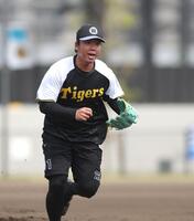 　守備練習で声を発する村上（撮影・北村雅宏）