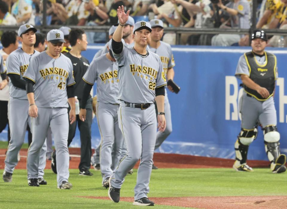 　試合に勝利しファンに手を振る藤川監督（撮影・石井剣太郎）