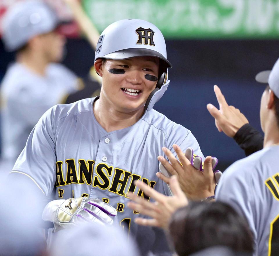 　８回、佐藤輝の適時打で生還する森下（撮影・田中太一）