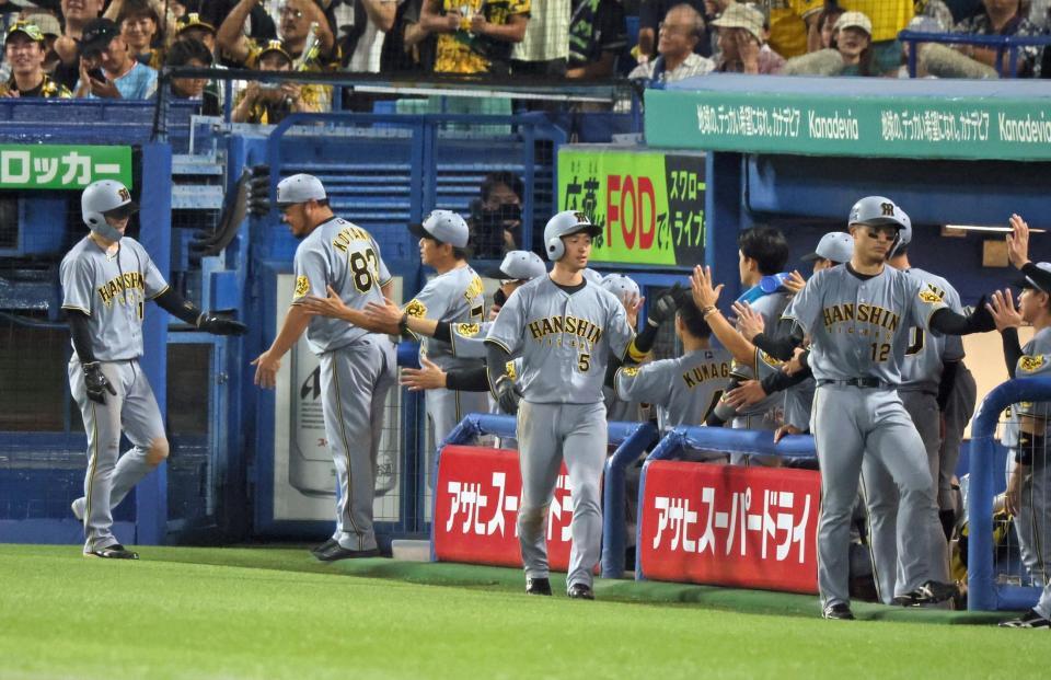 　８回、森下の適時二塁打で生還した坂本（１２）、近本（５）、中野（左端）＝撮影・石井剣太郎