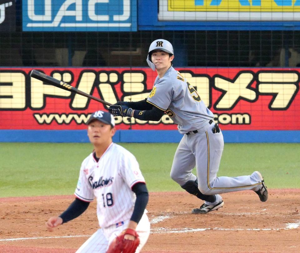 　３回、中前へ先制適時打を放つ中野（撮影・伊藤笙子）