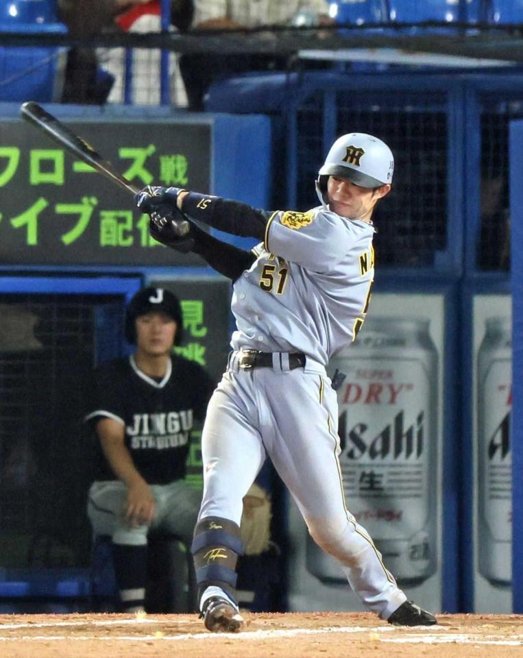 　８回、安打を放つ中野（撮影・石井剣太郎）