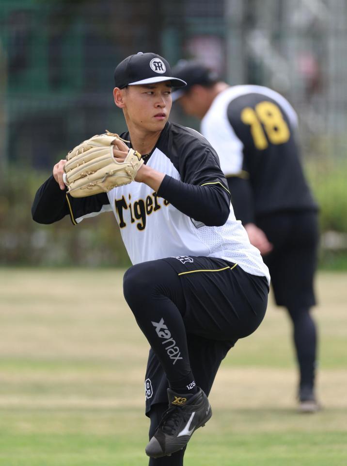 　伊原（奥）と並んでキャッチボールする早川（撮影・北村雅宏）
