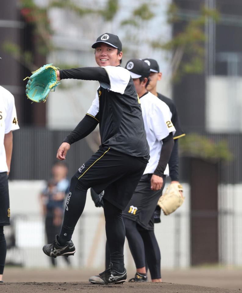 　明るい表情で練習に励む村上（撮影・北村雅宏）