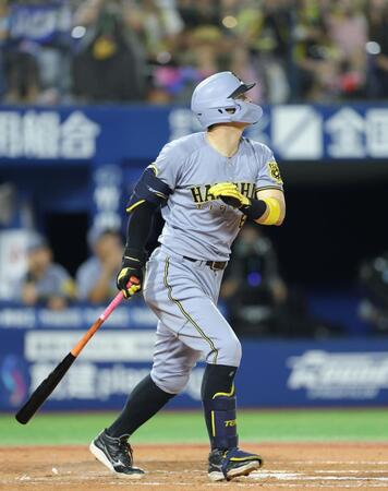 　９回、中犠飛を放つ佐藤輝（撮影・西岡正）