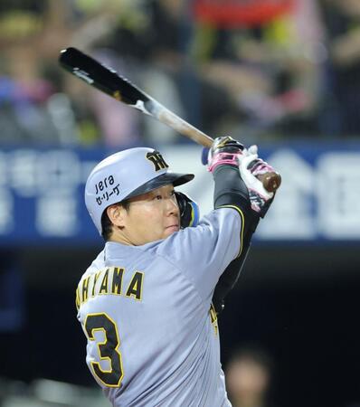 　９回、右越えに勝ち越し２ランを放つ大山（撮影・西岡正）