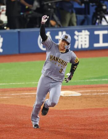 　９回、右越えに逆転２ランを放ちガッツポーズの大山（撮影・金田祐二）