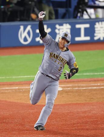 　９回、右越えに逆転２ランを放ちガッツポーズの大山（撮影・金田祐二）