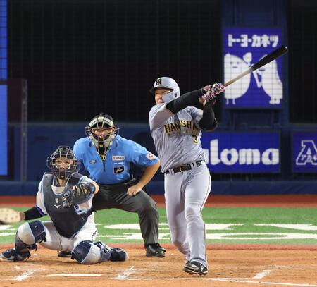 　９回、右越えに逆転２ランを放つ大山（撮影・金田祐二）