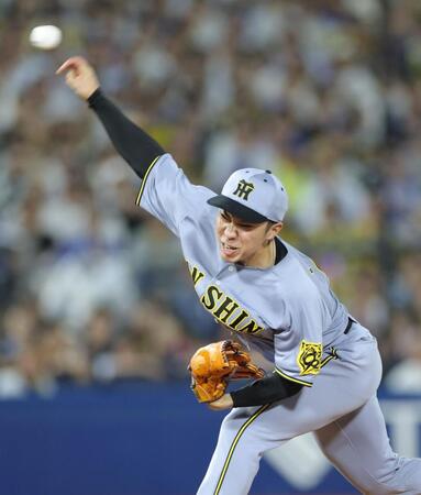 　９回に登板し力投する石井（撮影・西岡正）