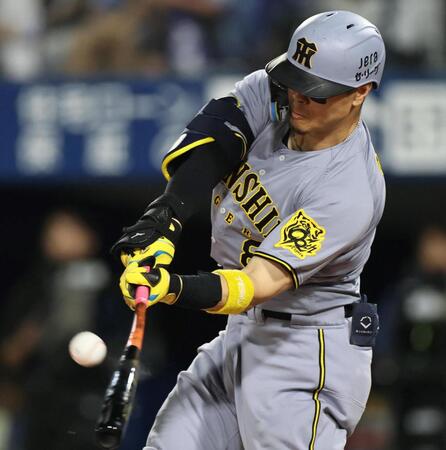 　９回、犠飛を放つ佐藤輝（撮影・田中太一）