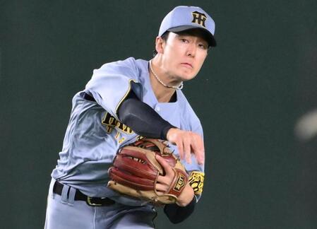 【写真】だから阪神は強い！絶体絶命の場面で飛び出した小幡のビッグプレー　石井からは感謝のハグ