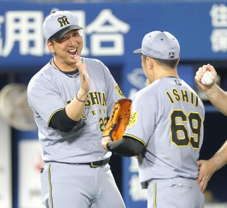 　最後を締めた石井（右）を満面の笑みで迎える藤川監督（撮影・西岡正）