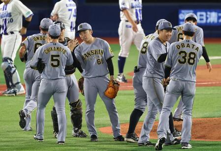 　勝利を喜ぶ石井ら阪神ナイン（撮影・金田祐二）