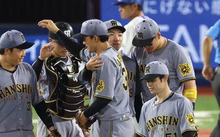 　小幡をねぎらう石井（撮影・金田祐二）