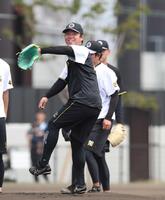 　明るい表情で練習に励む村上