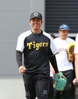 　屋外への練習に向かう村上から笑みがこぼれる（撮影・北村雅宏）