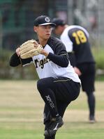 　伊原（奥）と並んでキャッチボールする早川（撮影・北村雅宏）