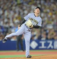 　４回、筒香に２打席連続でソロを浴び、打球を見つめる村上（撮影・西岡正）