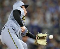 　６回、筒香に安打を許す村上（撮影・田中太一）