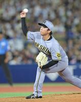 　６回、筒香に６８ｋｍのスローボールを投げる村上（撮影・西岡正）
