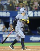 　９回、中犠飛を放つ佐藤輝（撮影・西岡正）