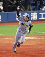 　９回、右越えに逆転２ランを放ちガッツポーズの大山（撮影・金田祐二）