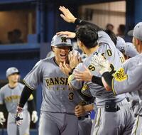 　９回、逆転２ランを放った大山はナインに迎えられ歓喜する（撮影・田中太一）