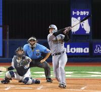 　９回、右越えに逆転２ランを放つ大山（撮影・金田祐二）