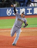　９回、右越えに逆転２ランを放ちガッツポーズの大山（撮影・金田祐二）