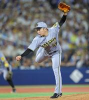 　９回に登板し力投する石井（撮影・西岡正）