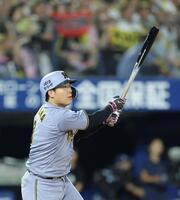 　９回、右越えに勝ち越し２ランを放つ大山（撮影・西岡正）
