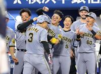 　９回、勝ち越し２ランを放ち、森下（左）、佐藤輝（同２人目）から手荒い祝福を受ける大山（撮影・西岡正）
