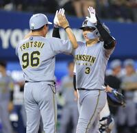 　９回、勝ち越し２ランを放ち、生還する大山（撮影・西岡正）