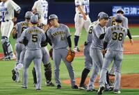 　勝利を喜ぶ石井ら阪神ナイン（撮影・金田祐二）