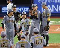 　石井に労われる小幡（撮影・金田祐二）