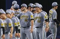 　ナイン迎えるハートウィグと藤川監督（撮影・金田祐二）