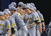 　笑顔でナインを迎える藤川監督（撮影・金田祐二）