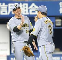 　ＤｅＮＡに勝利し、大山（右）とタッチを交わす藤川監督（撮影・西岡正）