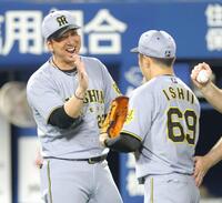 　最後を締めた石井（右）を満面の笑みで迎える藤川監督（撮影・西岡正）