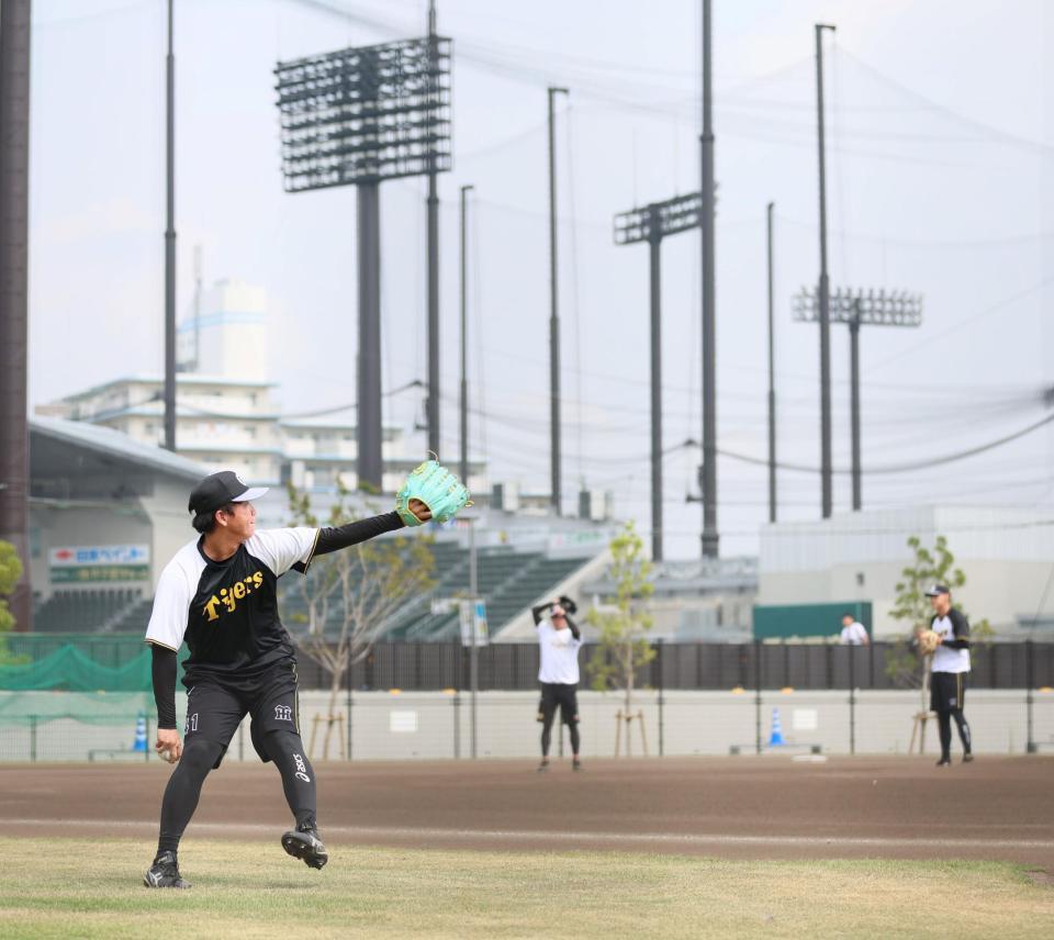 　入念にキャッチボールする村上（撮影・北村雅宏）