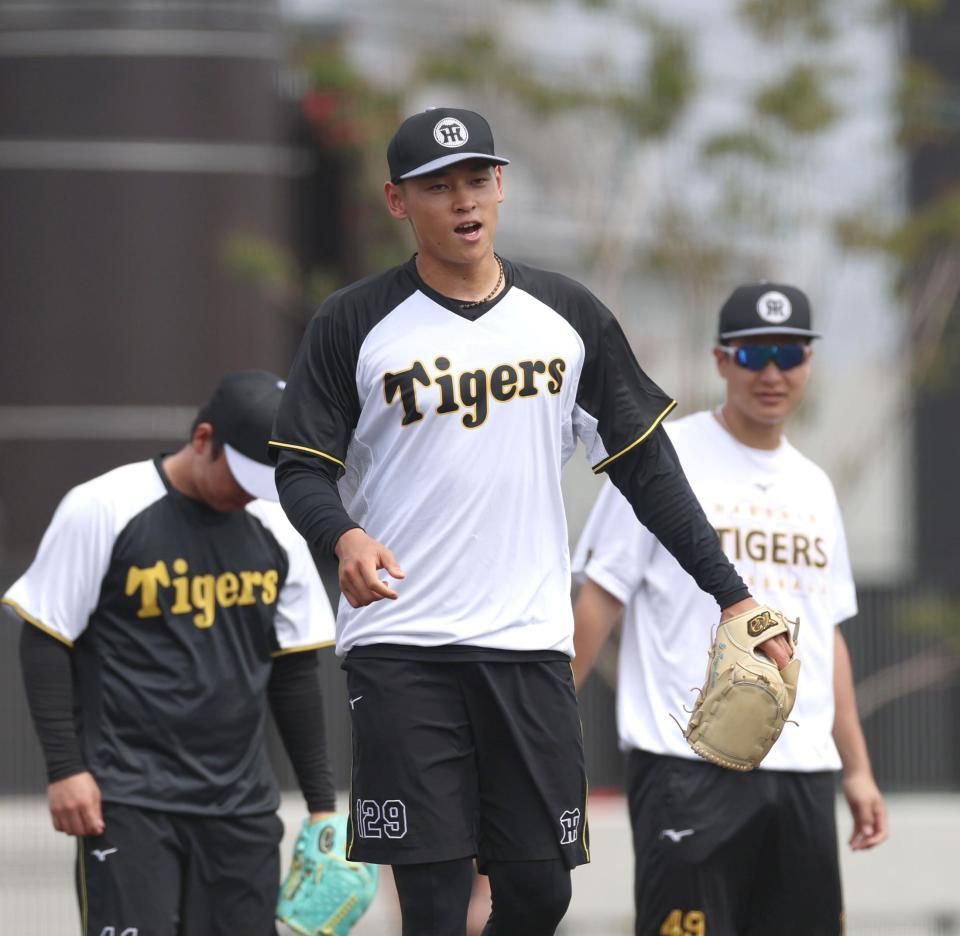 　守備練習で声を出す早川（中央）＝撮影・北村雅宏